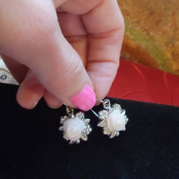 Pale pink and silver tone flower earrings - Picture 3 of 9